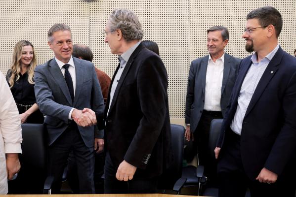 Zgodovinski dan za javni sektor: Premier Golob napovedal dostojne plače za vse