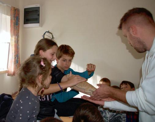 FOTO: Pustolovski tabor v naravi: Radovedni otroci rušili predsodke o eksotičnih živalih