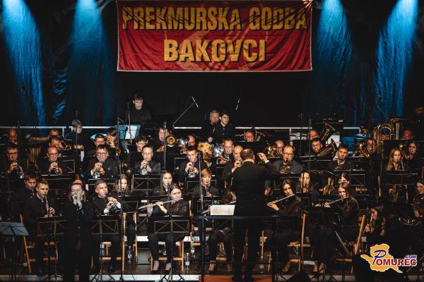 FOTO in VIDEO: Prekmurska godba Bakovci in Omar Naber navdušila z nepozabnim koncertom