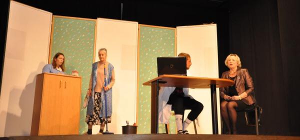 FOTO: Mladi in odrasli gledališčniki nasmejali občinstvo