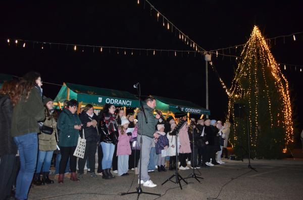 FOTO: Prižig lučk in božični bazar združila skupnost v Odrancih