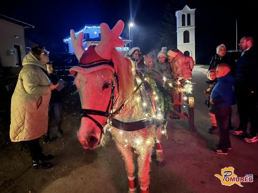 FOTO: Praznična pravljica v Lončarovcih