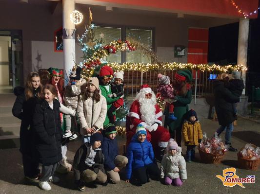 FOTO: Božiček se je popeljal po vasi Brezovica in obdaril najmlajše 
