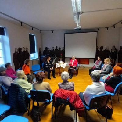 FOTO: Bralni klub gostil to priljubljeno pomursko pisateljico