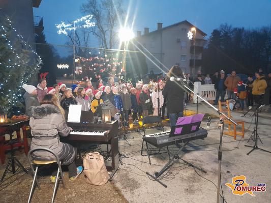 FOTO: V Beltincih so tudi letos zazvenele božične pesmi