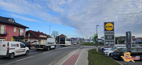 FOTO: Božični kaos v Murski Soboti - promet obstal, trgovine nabito polne