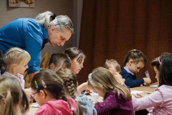 FOTO: Otroci v knjižnici ustvarjali na medenjake