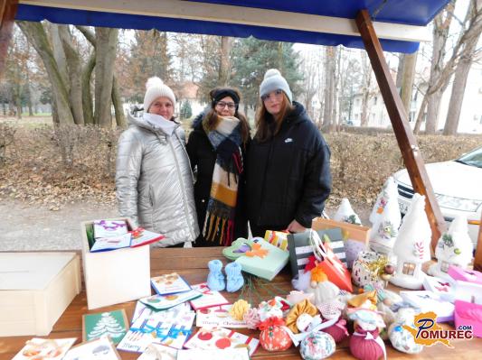 FOTO: Dobrodelni deseti bazar pred župnijsko cerkvijo v Beltincih