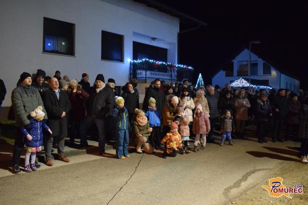 FOTO in VIDEO: Čarobna glasba na božičnem koncertu v Banovcih