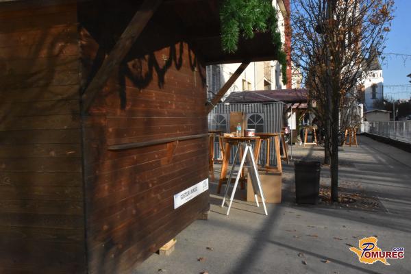 FOTO: Potekajo še zadnje priprave na otvoritev drsališča in prižig lučk