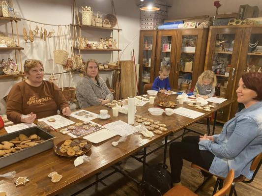 FOTO: Božična delavnica v Dobrovniku prinesla praznično vzdušje