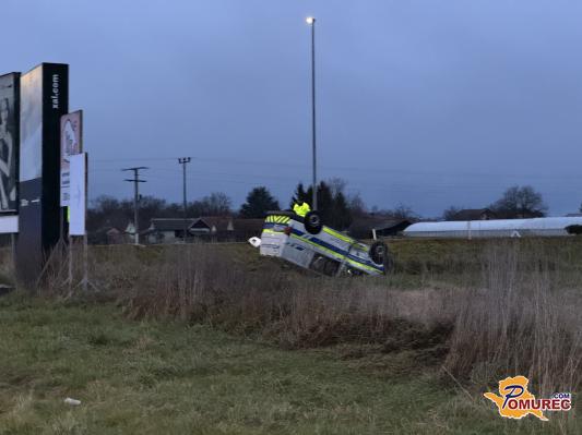 FOTO: Pred Mursko Soboto nesreča z udeležbo policijskega vozila