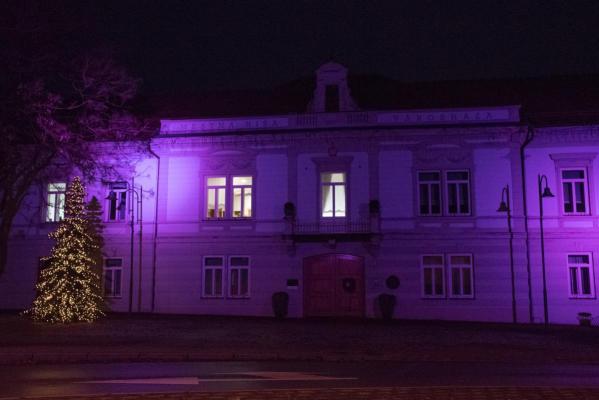 Občina Lendava z vijolično osvetlitvijo podpira Mednarodni dan invalidov