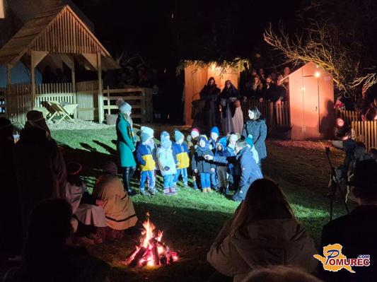 FOTO: V Bogojini so uprizorili žive jaslice na prostem