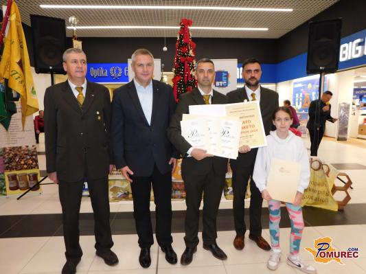 FOTO: Čebelarstvo Feuš prejelo zlato plaketo 