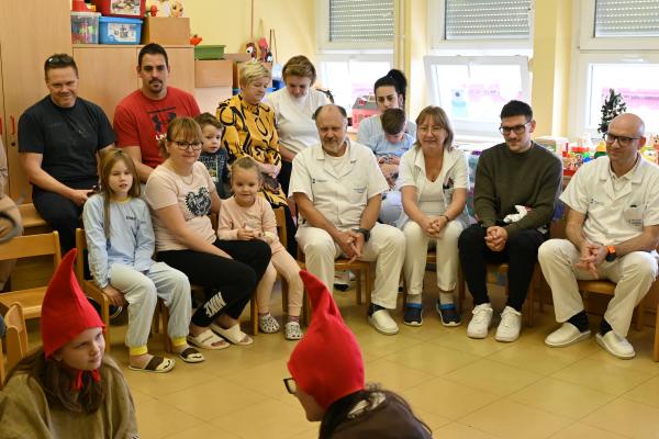 FOTO: Božiček, Erik Janža in praznična toplina za otroke v bolnišnici