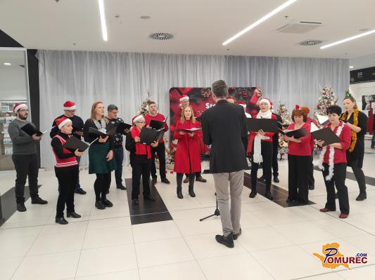 FOTO: Božični koncert Mešanega pevskega zbora Štefan Kovač navdušil v BTC Murska Sobota