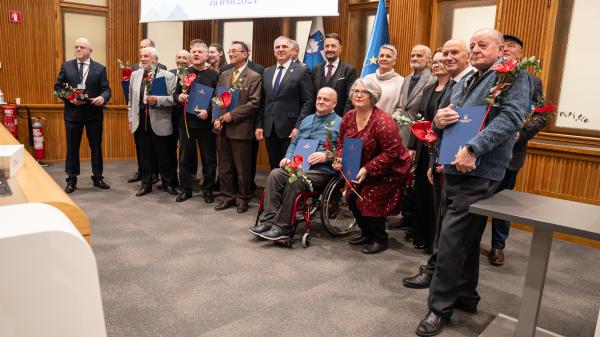 Državni svet podelil plakete za prostovoljsko delo, kdo je med prejemniki?