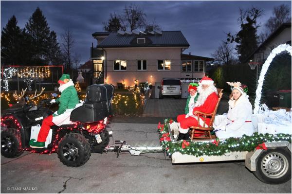 FOTO: Božiček z gasilci pričaral nasmeh otrokom 