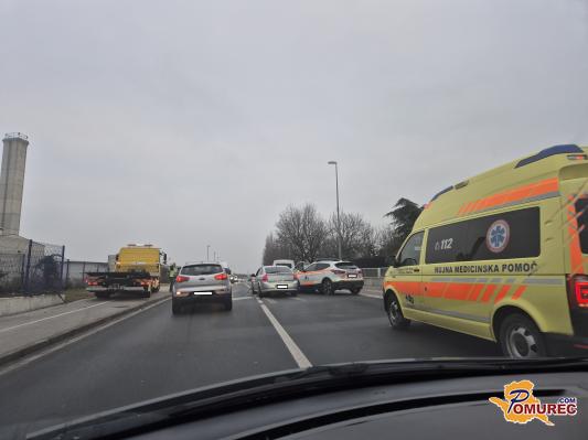 FOTO: Previdno, trčenje dveh vozil povzroča zastoje