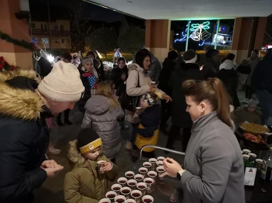 FOTO: V Kuzmi s prižigom lučk vstopili v praznični čas