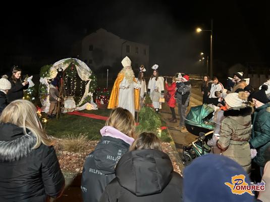 FOTO: V Ivancih vstopili v praznični čas