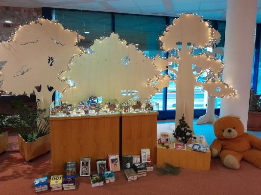 FOTO: V Pokrajinski in študijski knjižnici postavili božično vas