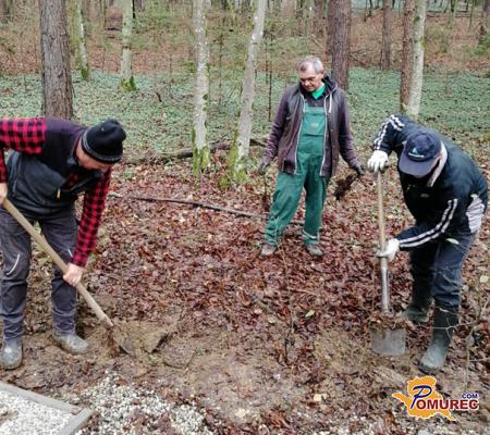 Zasadili živo ograjo ob Voglarjevi koči