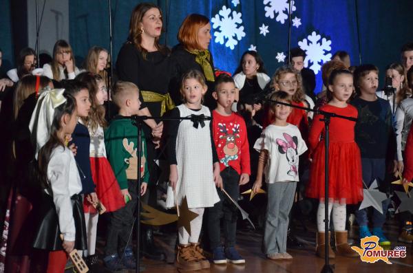 FOTO in VIDEO: Mišo Kontrec in otroci očarali Bakovce s prazničnim koncertom