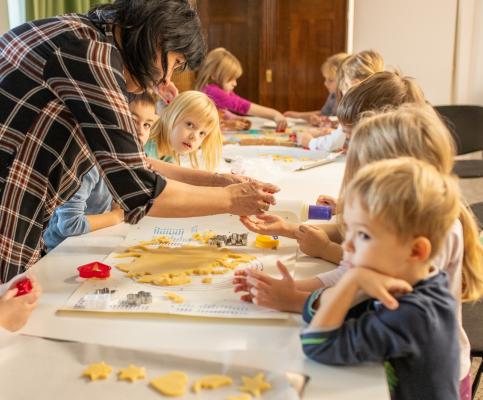 FOTO: Delavnica peke piškotov navdušila otroke