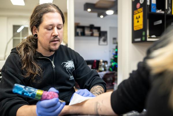 FOTO: Z dobrodelnim tetoviranjem zbrali denar za tri družine v stiski