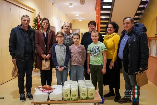 FOTO: Kaj pomeni donacija 500 kilogramov moke za prekmurske šole?