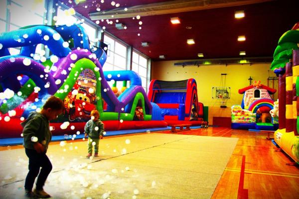 FOTO: Napihljiva igrala, sladki prigrizki in zimska čarovnija na Dnevu Malih skokcev