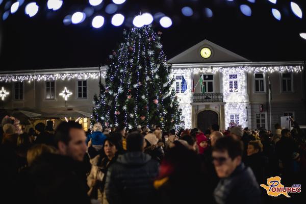 FOTO: Glavni trg v Ljutomeru zaživel v prazničnem vzdušju