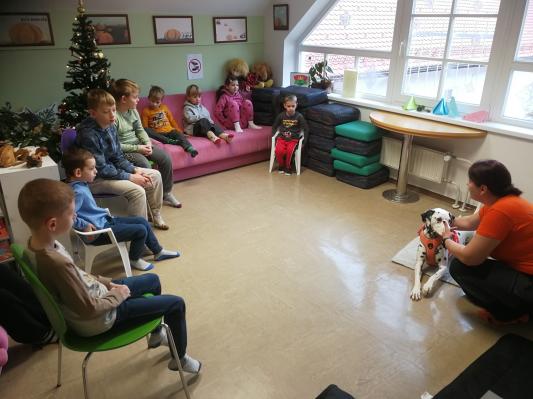 FOTO: Terapevtski kuža Sky navdušil otroke v Ljutomeru