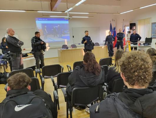 Dijaki Srednje ekonomske šole Murska Sobota spoznali delo policistov