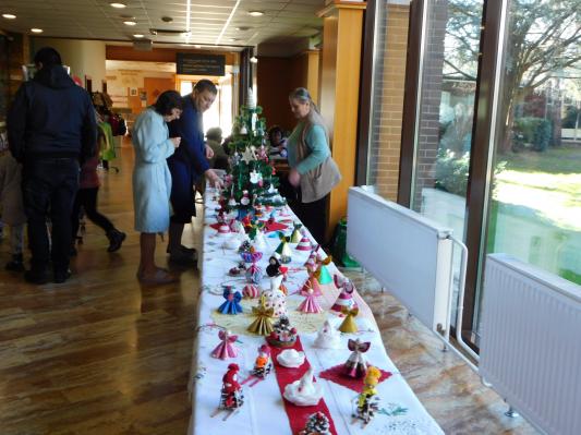 FOTO: Članice Društva upokojencev so pripravile predbožično razstavo