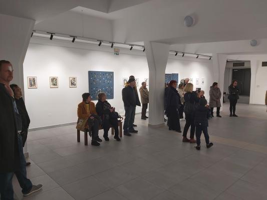 FOTO: Razstava Klaudije Kolarič povezuje naravo in umetnost