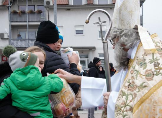 FOTO: Miklavž razveselil otroke v občini Križevci
