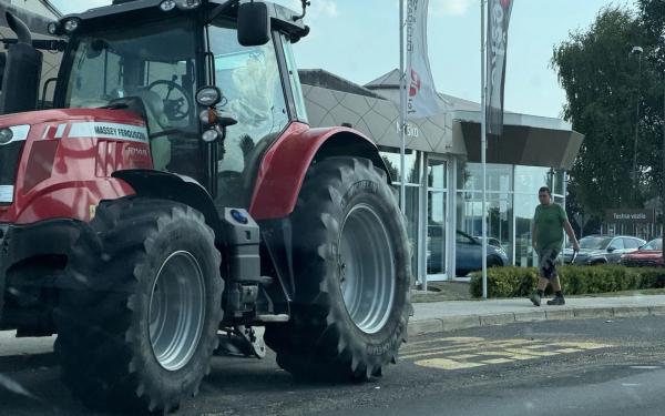 Policija v Gornjih Petrovcih zasegla traktor