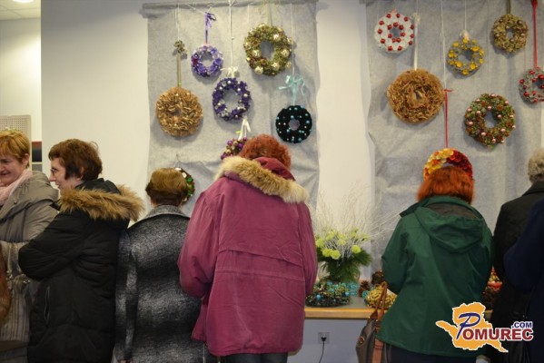 V soju sveč in venčkov Olge Varga