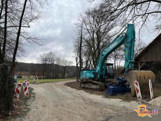 FOTO: Pričela so se dela za ureditev nogometnega igrišča z umetno travo