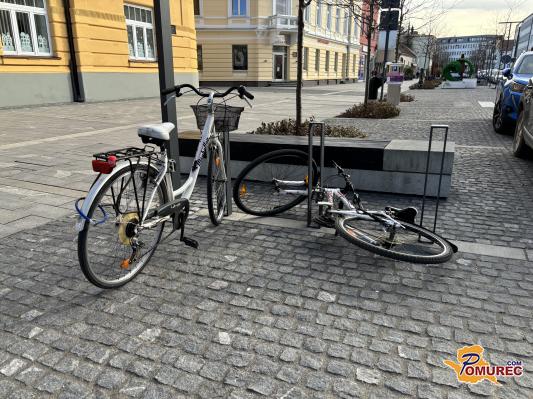 FOTO: Sunki vetra v Pomurju podirajo smetnjake in kolesa
