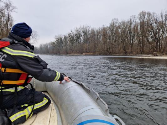Intervencija na Muri zaradi onesnaženja: Od kod je prišla neznana pena?