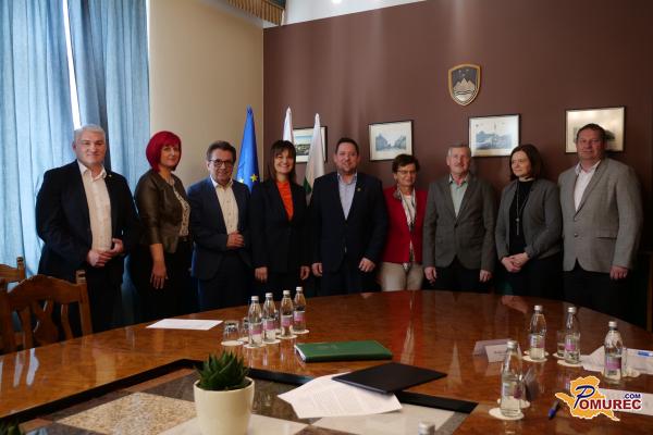 FOTO: Prekmurske in prleške občine podpisale dogovor o skupni upravi
