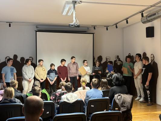 FOTO: Učenci Osnovne šole Cvetka Golarja obogatili dan s recitalom pesmi