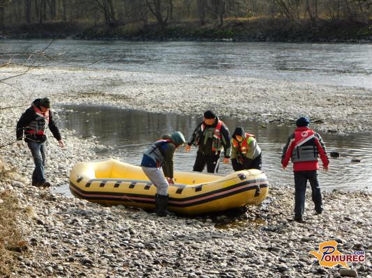 FOTO: Utrinki s tradicionalnega novoletnega spusta po reki Muri 