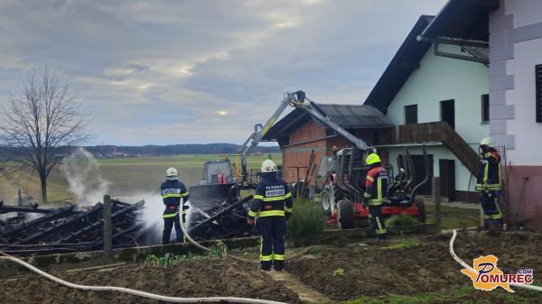 FOTO in VIDEO: Gasilci preprečili širjenje ognja na stanovanjske hiše