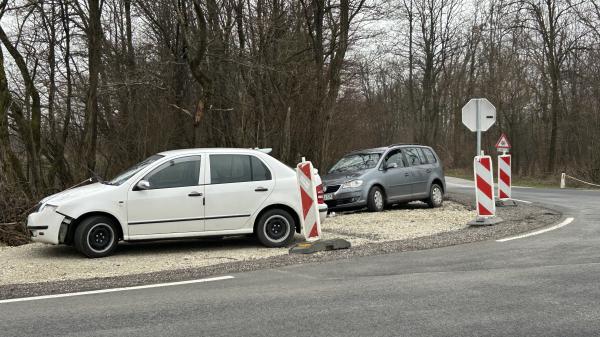 Prometna nesreča na območju Tišine: Voznik z avtomobilom trčil v drugo vozilo