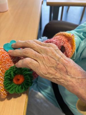 FOTO: Rokavčki Pomagavčki prinašajo toplino in pomiritev tudi v Dom Kuzma